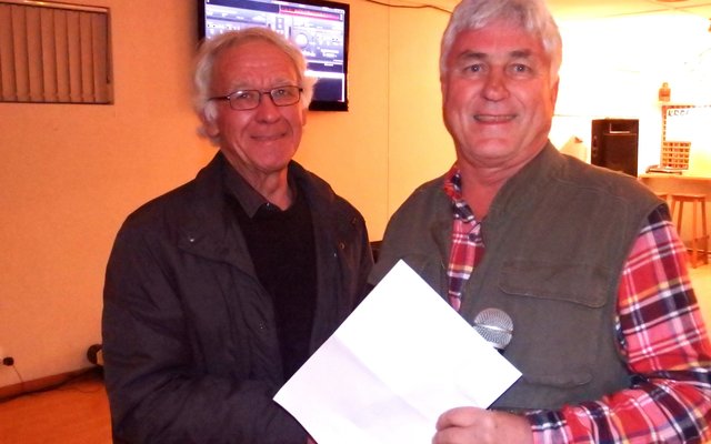 Links ontvang skipper Raymond Rabe sy prys vir die swaarste bootgemiddeld (5.7kg) van die wedstrydsekretaris, Johan Burmeister